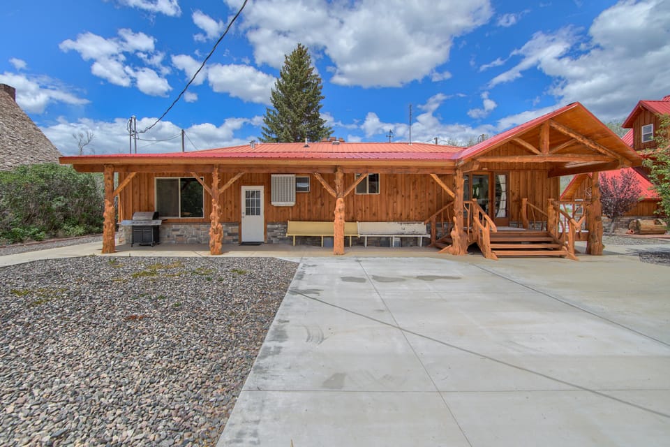 Group Getaway w/ Mtn Views: Home in Circleville! House in Utah