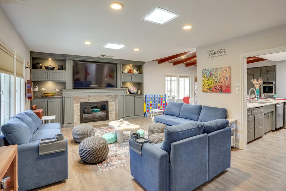 2 Mi to Cal State Long Beach: Bungalow w/ Hot Tub! House in Long Beach