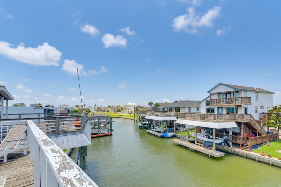Boater's Paradise! Galveston Bay Retreat w/ Slip House in Tiki Island