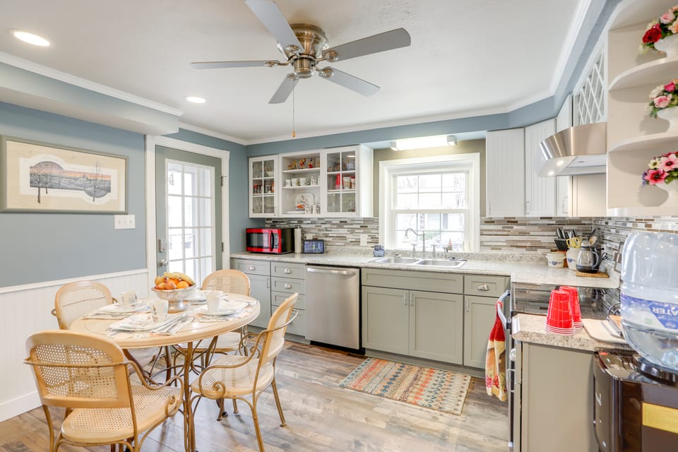 1 Block to Beach: Home w/ Hot Tub in Port Clinton! House in Port Clinton