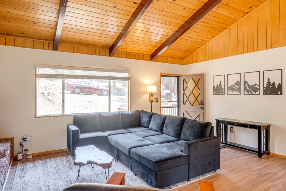Mountain-View Haven w/ Deck in Pine Mountain Club House in Pine Mountain Club