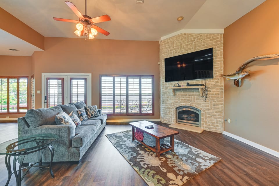 Boat Dock & Hot Tub: Waterfront Home in Milam! House in Toledo Bend Reservoir