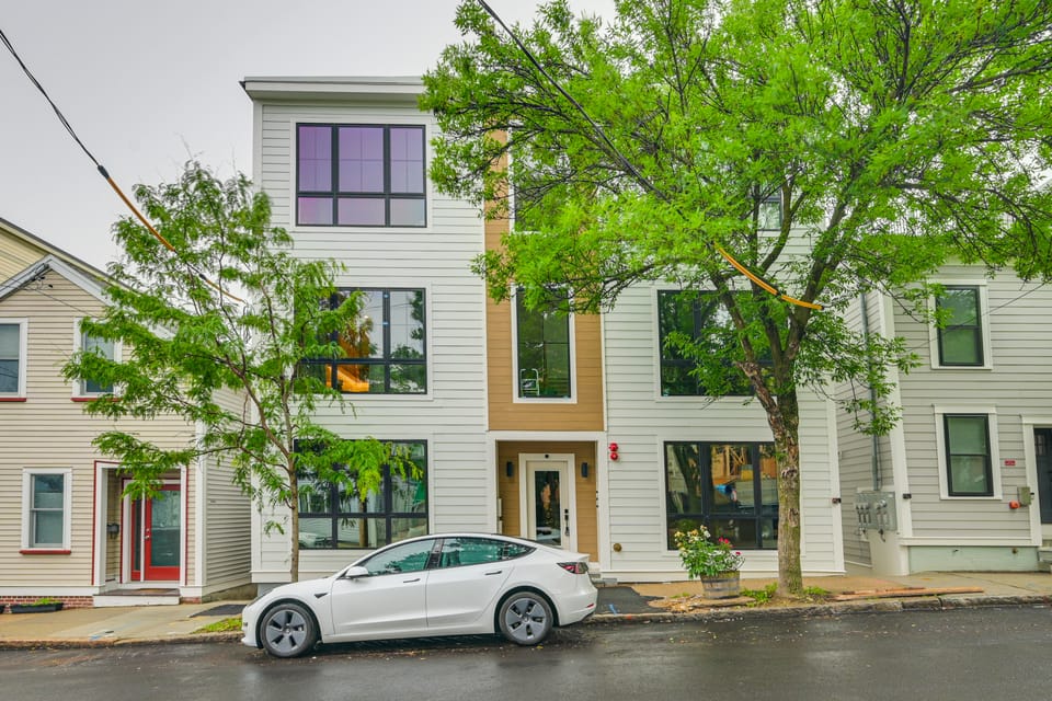 Near Biotechs & MIT: Cozy Condo w/ Fireplace Apartment in Cambridge