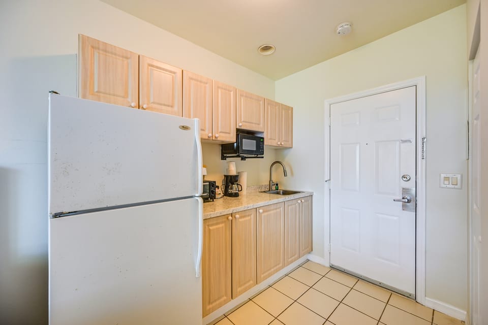 Heated Pool, Private Patio: Naples Resort Retreat! Apartment in Collier County