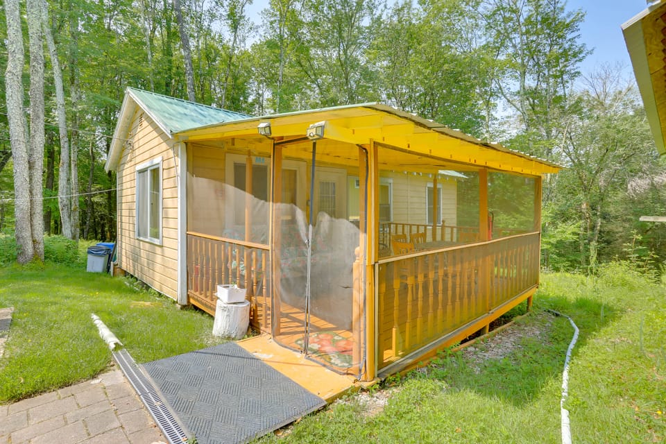 5 Mi to Swinging Bridge Reservoir: Cabin w/ Porch! House in New York