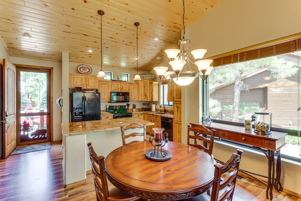4 Miles to Lake: Retreat w/ 2 Decks! Apartment in Show Low