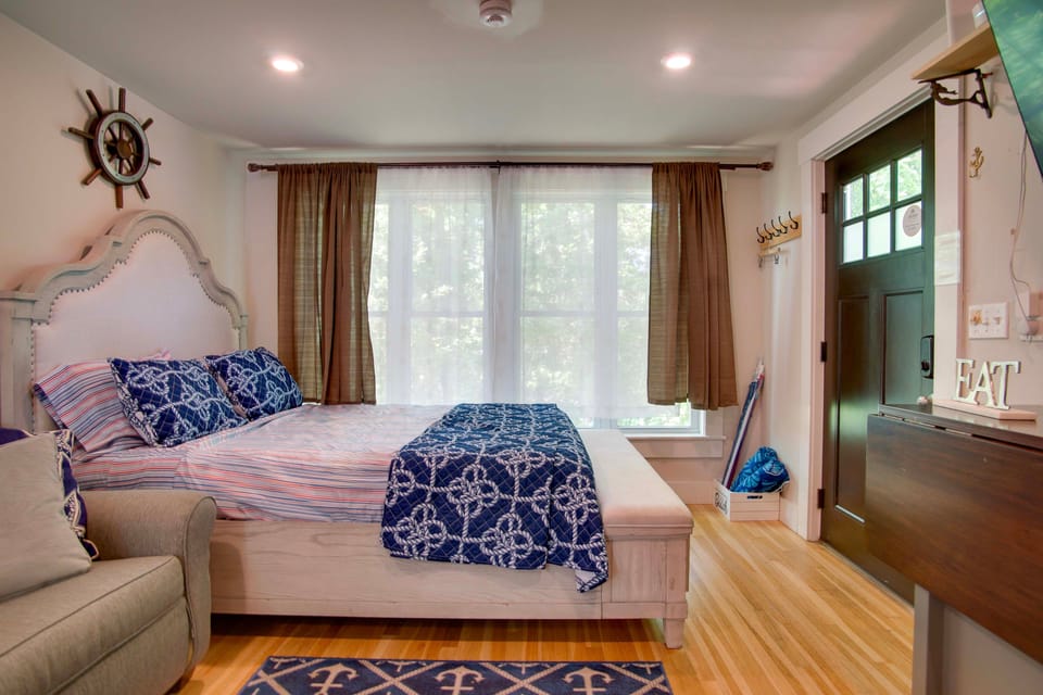 Walk to Beach & Lighthouse: Oak Bluffs Studio! Apartment in Tisbury