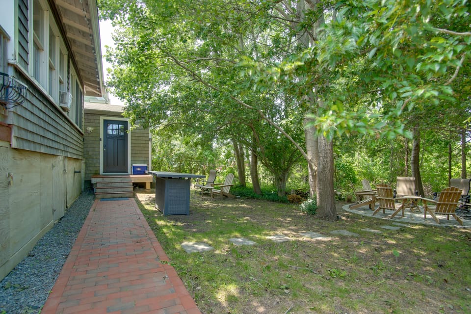 Walk to Beach & Lighthouse: Oak Bluffs Studio! Apartment in Tisbury
