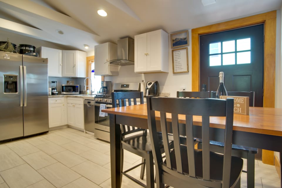 1 Mi to Ferry Terminal: Oak Bluffs Family Retreat! House in Tisbury
