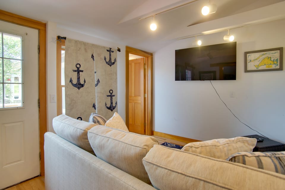 1 Mi to Ferry Terminal: Oak Bluffs Family Retreat! House in Tisbury