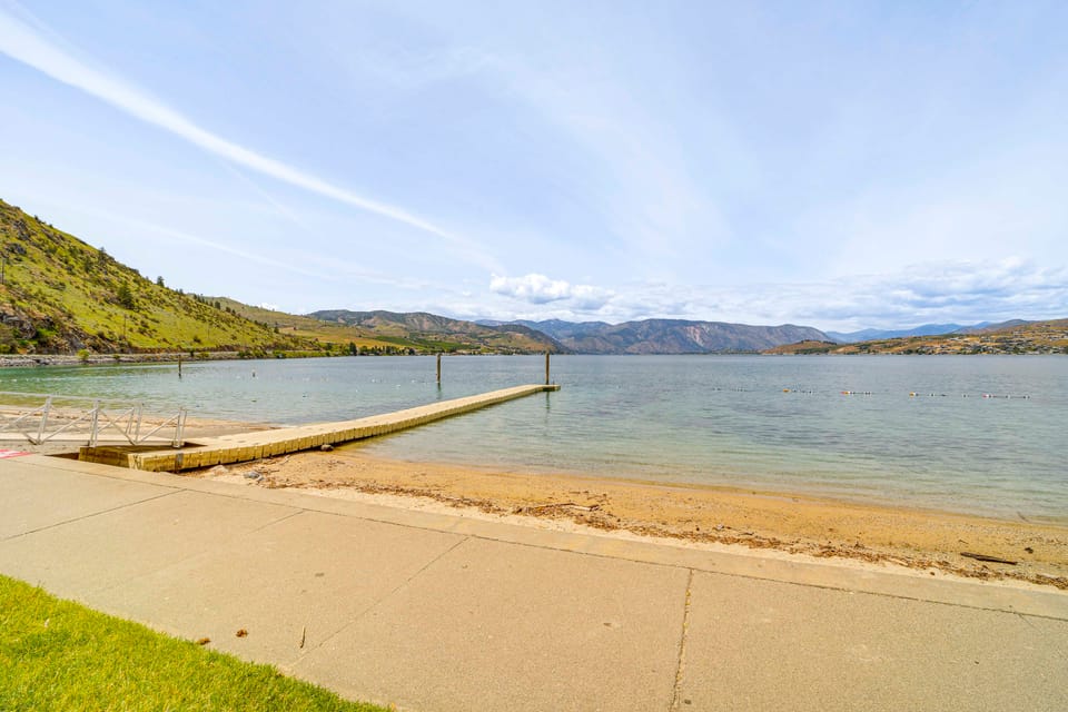 Steps to Lake Chelan: Condo w/ Resort Amenities! Apartment in Chelan (In Town)