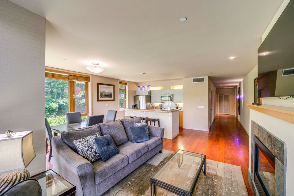 Steps to Lake Chelan: Condo w/ Resort Amenities! Apartment in Chelan (In Town)