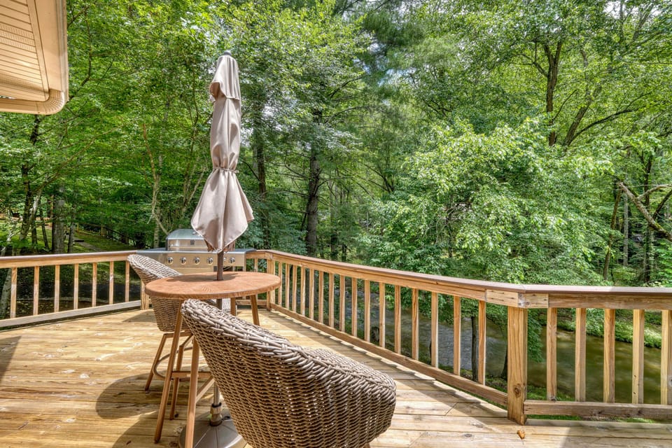 5 Mi to Dtwn Hiawassee: Creek-Front Home w/ Deck House in Georgia