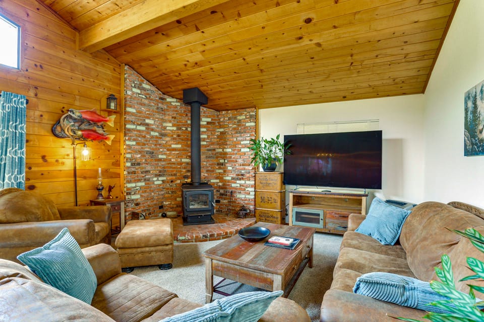 Scenic Riverfront Escape w/ Sauna in Junction City House in California