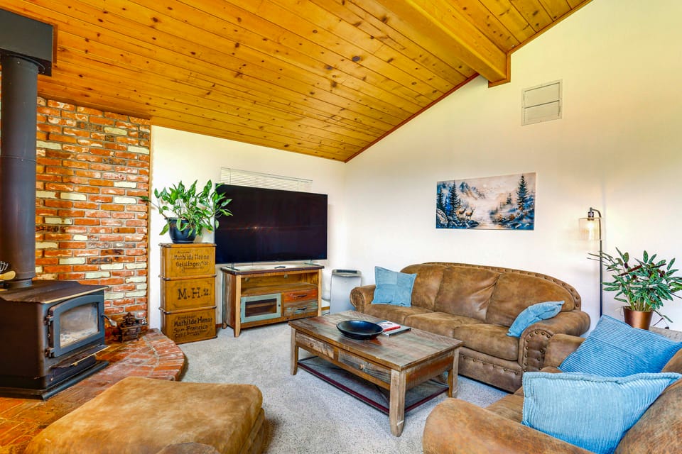Scenic Riverfront Escape w/ Sauna in Junction City House in California