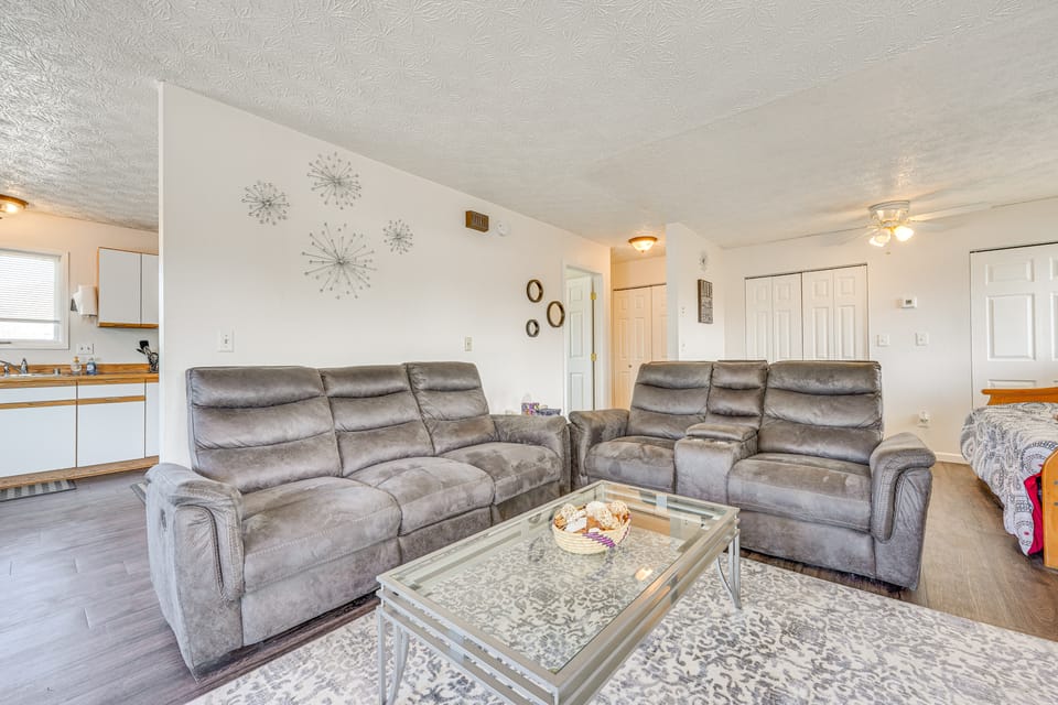 5 Mi to State Park: Mtn-View Apt in Anchorage Apartment in Anchorage