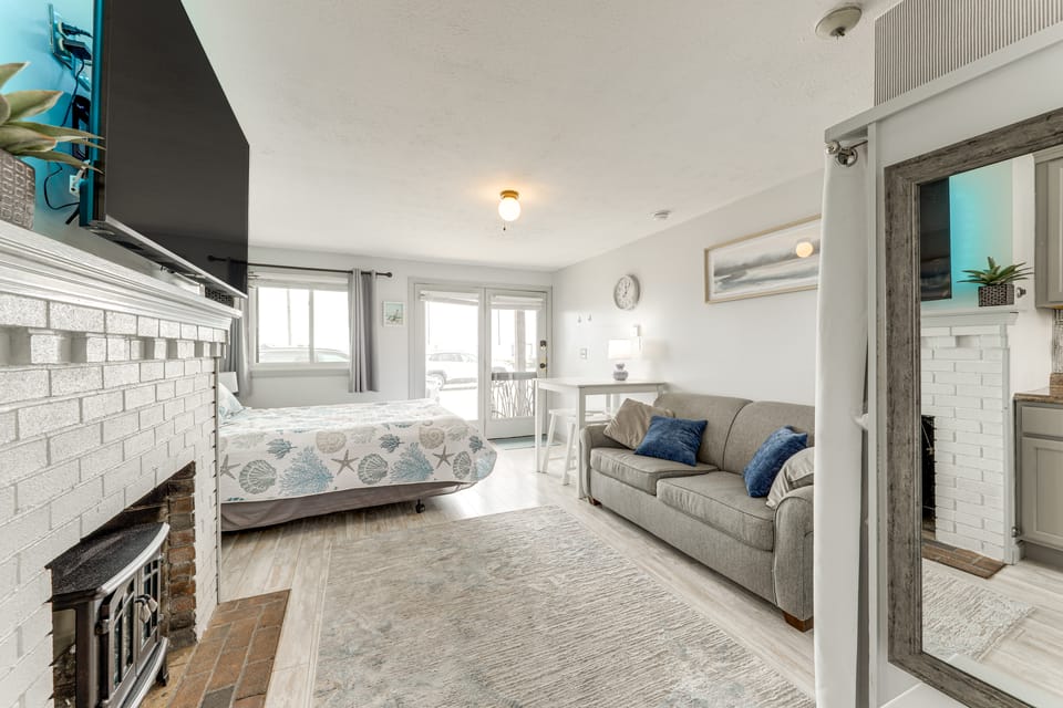 13 Mi to Portland: Studio on Old Orchard Beach! Apartment in Old Orchard Beach
