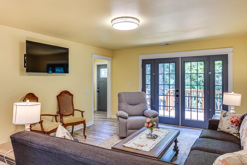 2 Mi to Dtwn Tacoma: Charming Home w/ Deck & Yard! House in Tacoma