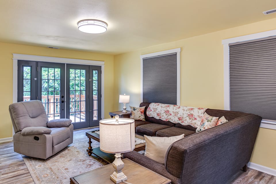 2 Mi to Dtwn Tacoma: Charming Home w/ Deck & Yard! House in Tacoma