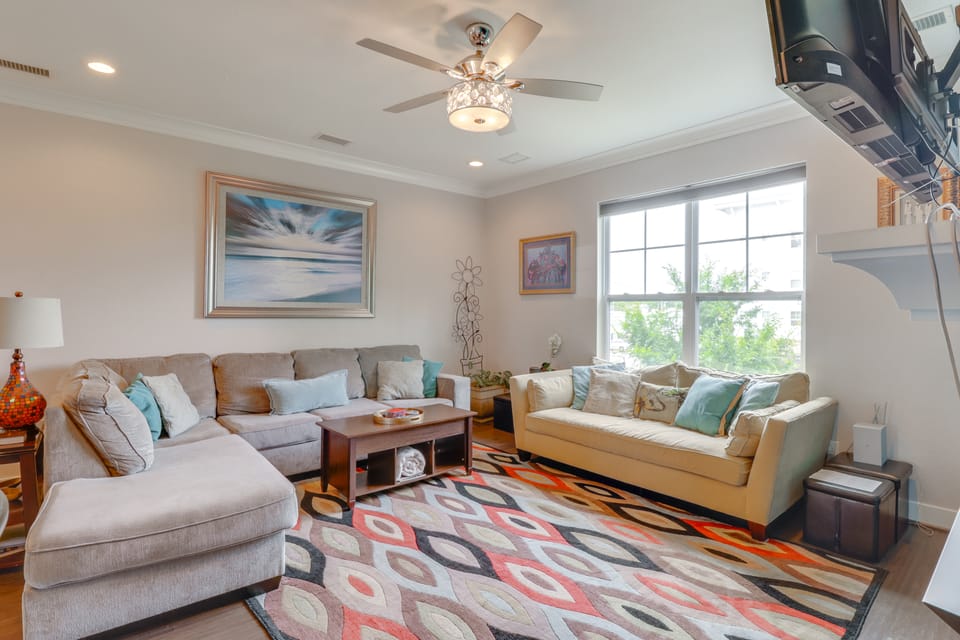 Walk to Ocean: Group Getaway in Virginia Beach! Apartment in Virginia Beach