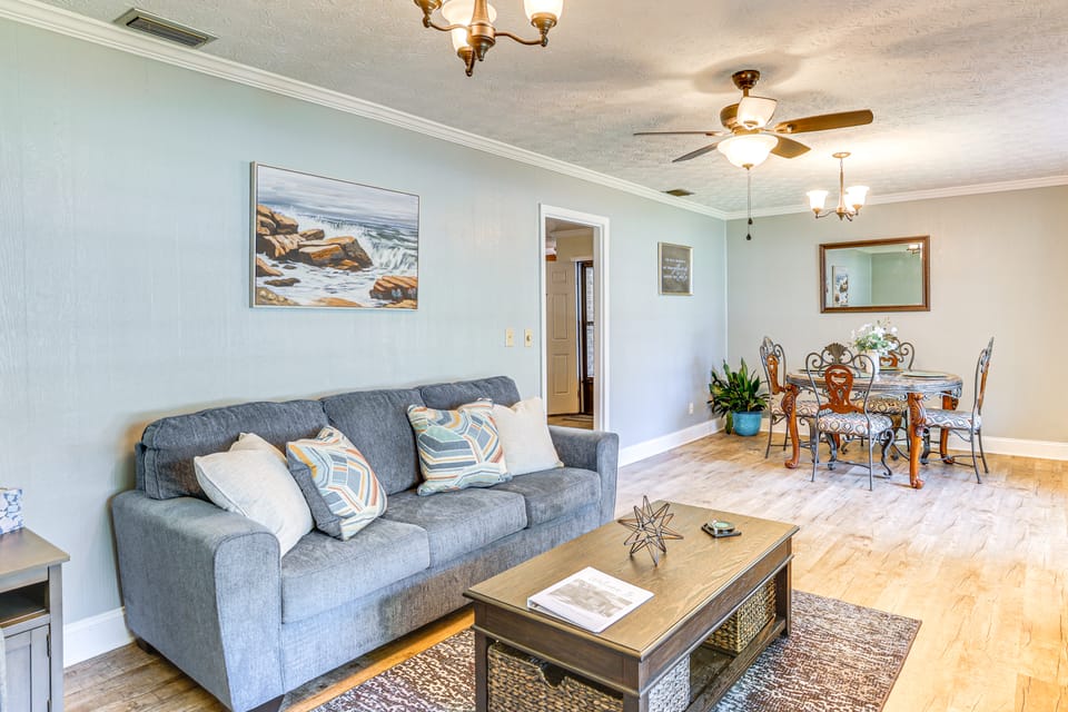 1 Mi to Dtwn Waycross: Home w/ Furnished Porch House in Waycross