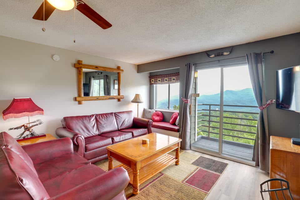 Smokies Condo 3 Mi to Nat'l Park + Hot Tub Access Apartment in Gatlinburg
