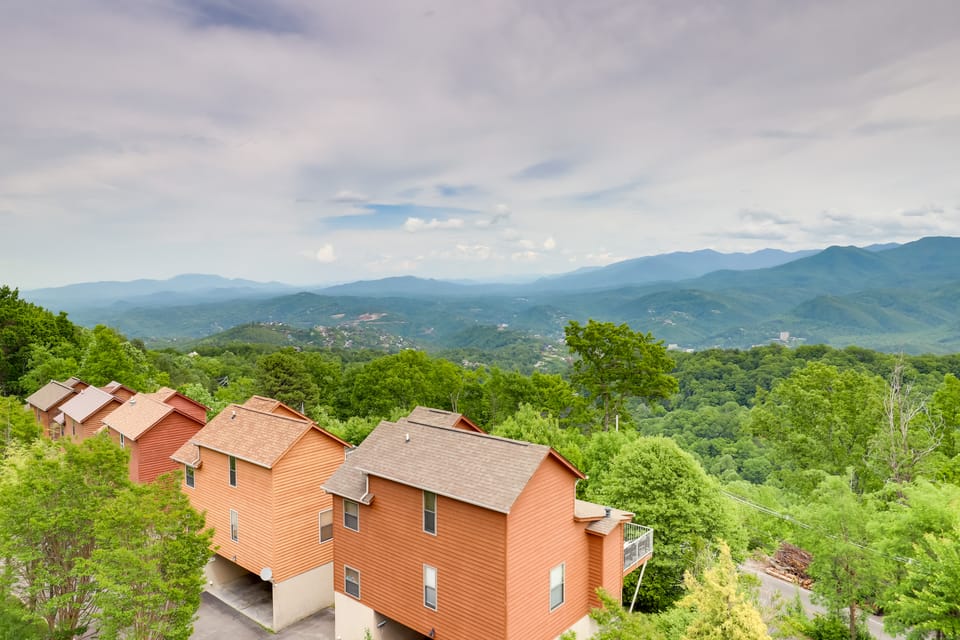 Indoor & Outdoor Pools! Condo 3 Mi to GSMNP Apartment in Gatlinburg
