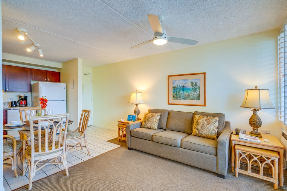 Mountain-View Balcony: Walkable Waikiki Studio Apartment in Honolulu