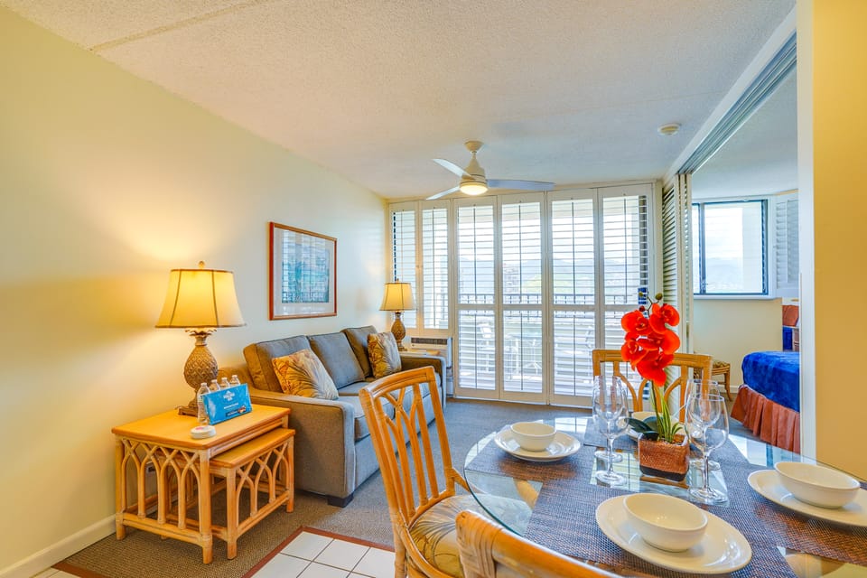 Mountain-View Balcony: Walkable Waikiki Studio Apartment in Honolulu