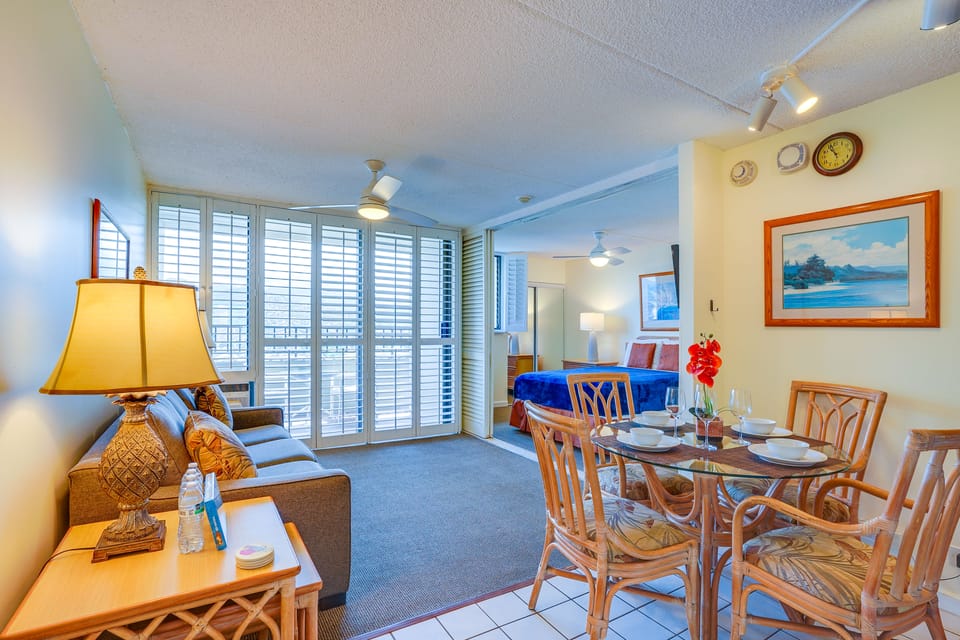 Mountain-View Balcony: Walkable Waikiki Studio Apartment in Honolulu