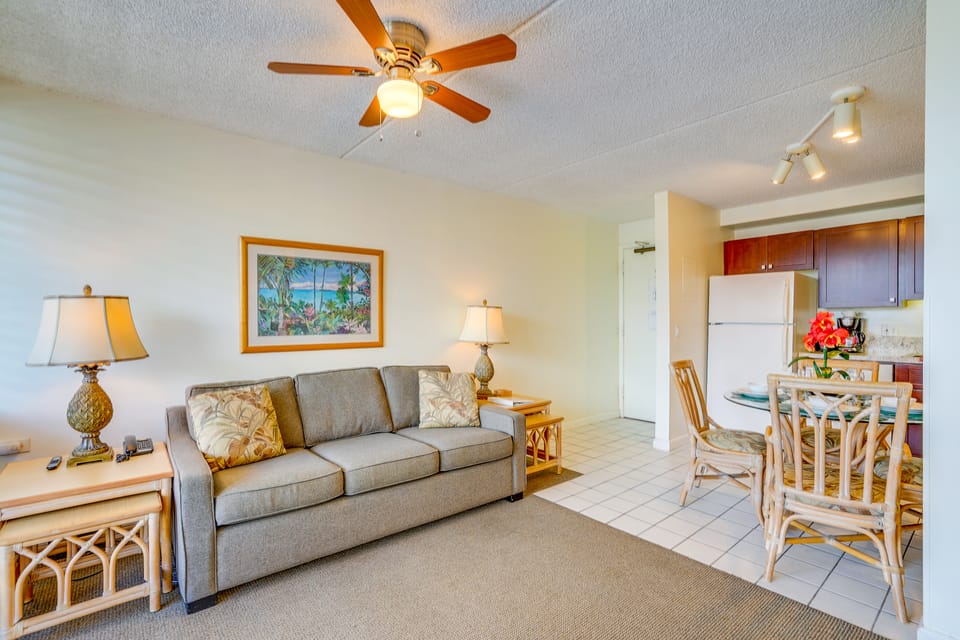 Walk to Waikiki Beach: Deluxe Studio + Pool Access Apartment in Honolulu