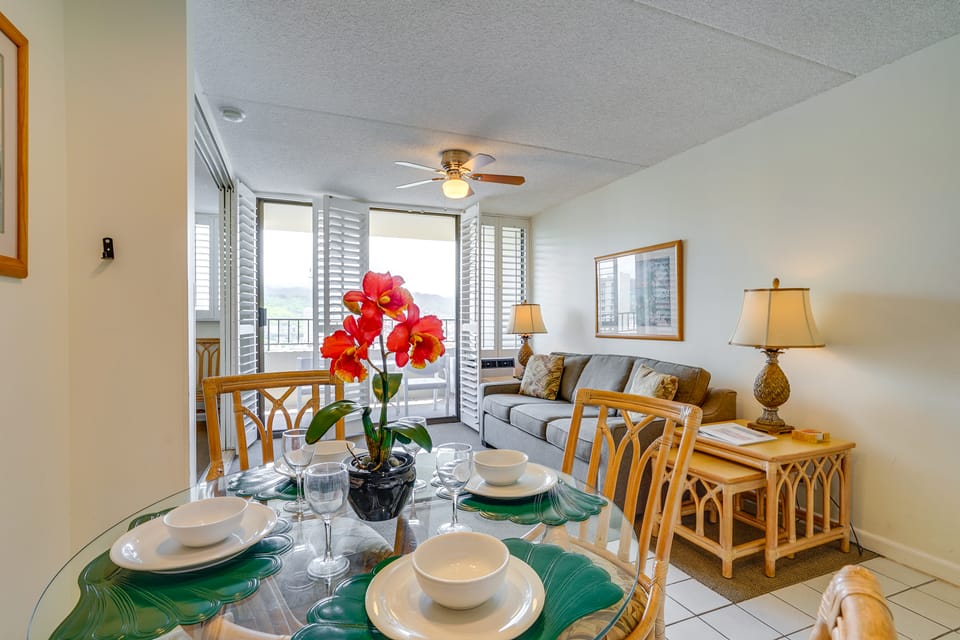 Walk to Waikiki Beach: Deluxe Studio + Pool Access Apartment in Honolulu