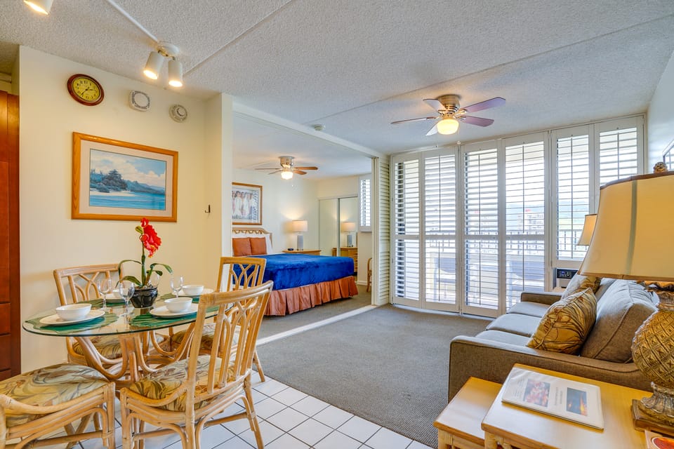 Walk to Waikiki Beach: Deluxe Studio + Pool Access Apartment in Honolulu