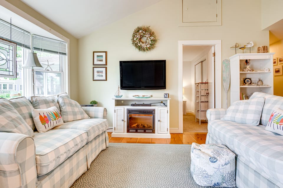 Walk to Goose Rocks Beach: Quiet Townhome w/ Patio Apartment in Goose Rocks Beach