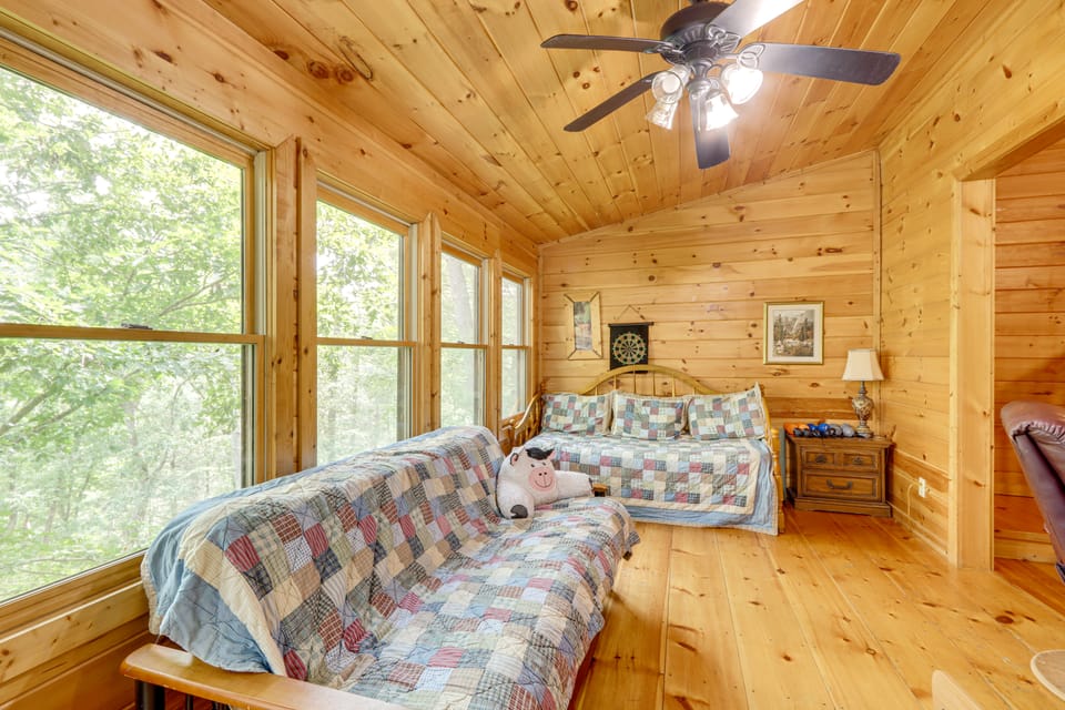 Pet-Friendly Resort Cabin 5 Mi to Dtwn Ellijay! House in Georgia