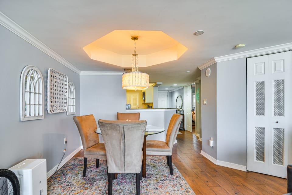Walk to Beach & Eats: Condo w/ Pool in Clearwater! Apartment in Sand Key
