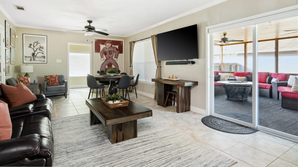 Hot Tub + Outdoor Kitchen: Stylish Home in Bryan House in Bryan