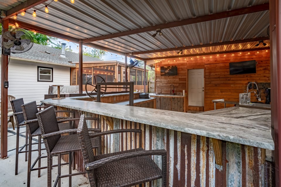 Hot Tub + Outdoor Kitchen: Stylish Home in Bryan House in Bryan