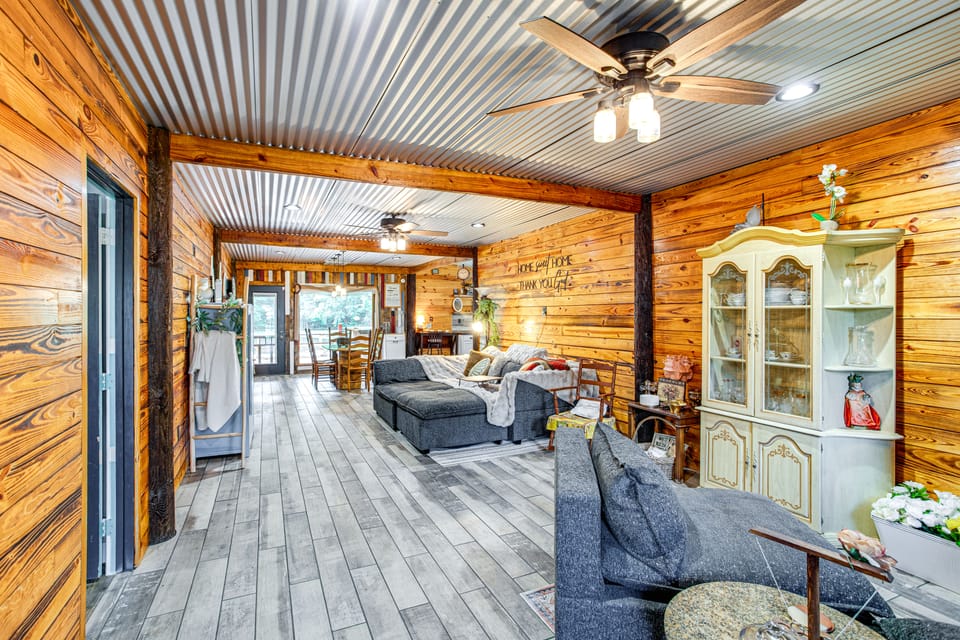 Glamping Cabin on Private Pond & Deck House in South Carolina