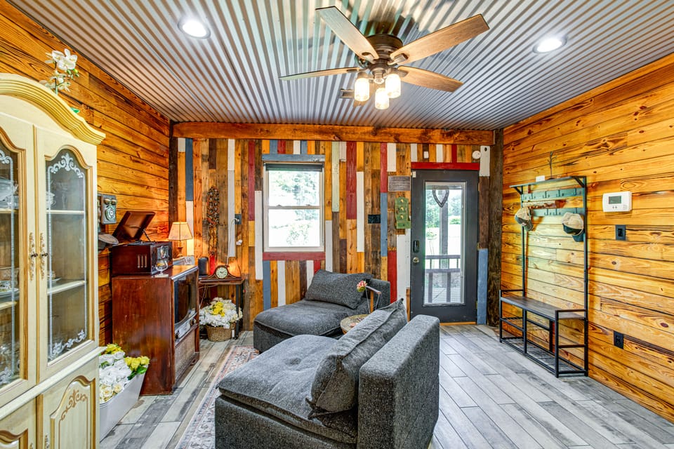 Glamping Cabin on Private Pond & Deck House in South Carolina