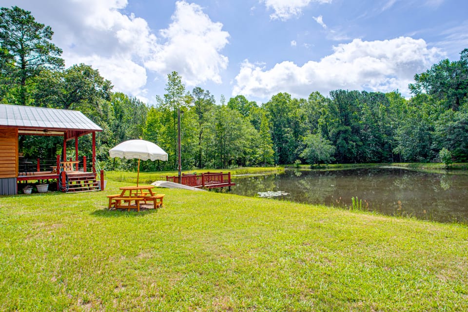 Glamping Cabin on Private Pond & Deck House in South Carolina