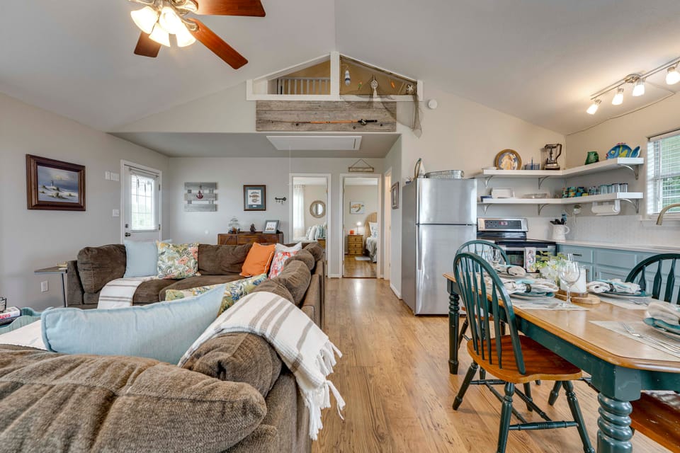 Fish & Boat: Home w/ Spacious Yard in Seadrift House in Texas