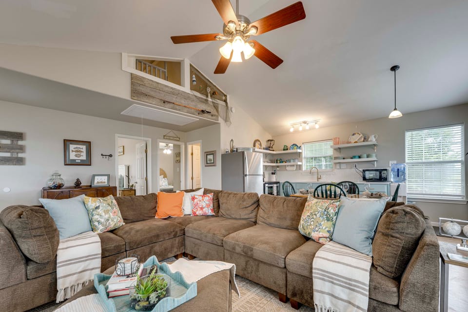 Fish & Boat: Home w/ Spacious Yard in Seadrift House in Texas