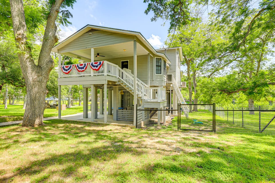 Fire Pit + Ping-Pong: Home on Guadalupe River! House in McQueeney