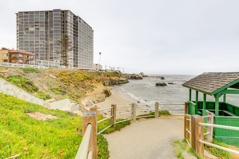 Walk to La Jolla Cove: Cozy Condo w/ Water Views Apartment in La Jolla