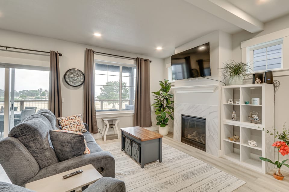 Columbia River Views: Spacious Hammond Getaway! Apartment in Hammond