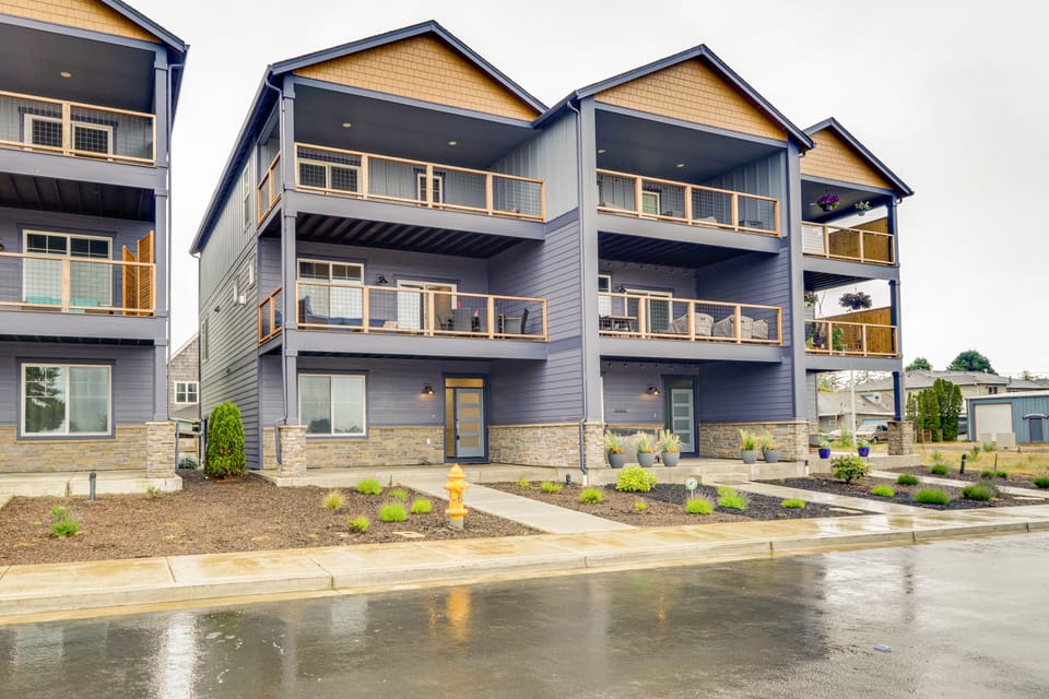 Columbia River Views: Spacious Hammond Getaway! Apartment in Hammond