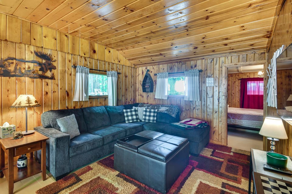 Cabin 600' to Manistee Lake Private Shared Access House in Michigan