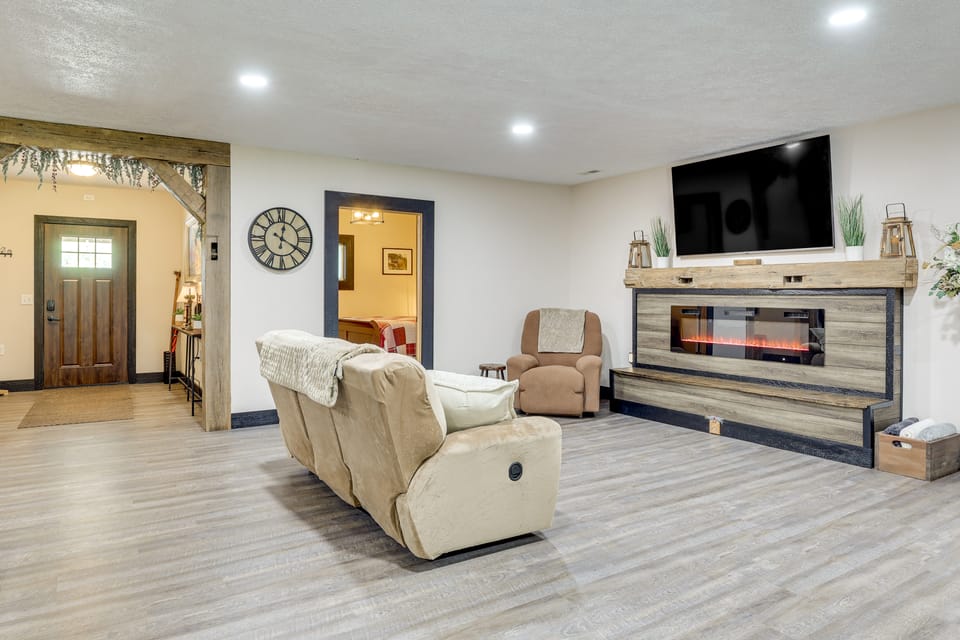 6 Mi to Main Street: Dog-Friendly Home in Dover! House in Ohio