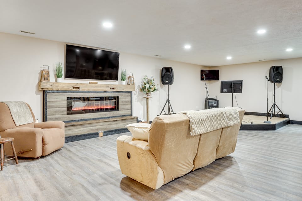 6 Mi to Main Street: Dog-Friendly Home in Dover! House in Ohio